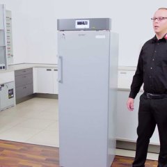 Ein Herr in schwarzer Bluse mit roten WEPA Logo stellt einen APOTEC Kühlschrank vor.