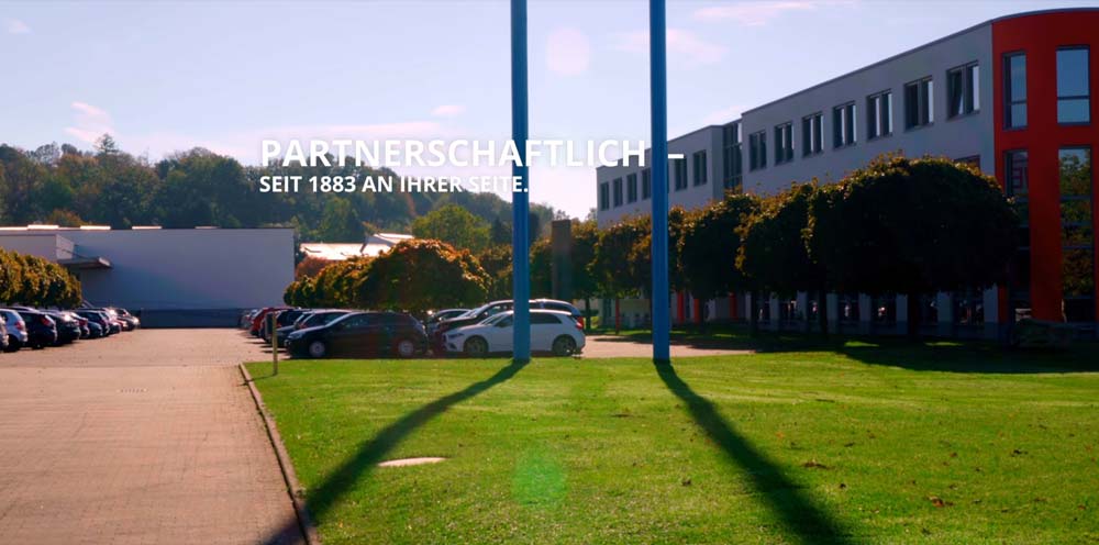 WEPA Gebäude mit blauen Raumtor WEPA Gebäude mit blauen Raumtor