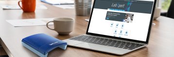 Laptop mit Labxpert-Seite stehend auf einem Tisch.