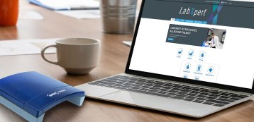 Laptop mit Labxpert-Seite stehend auf einem Tisch.