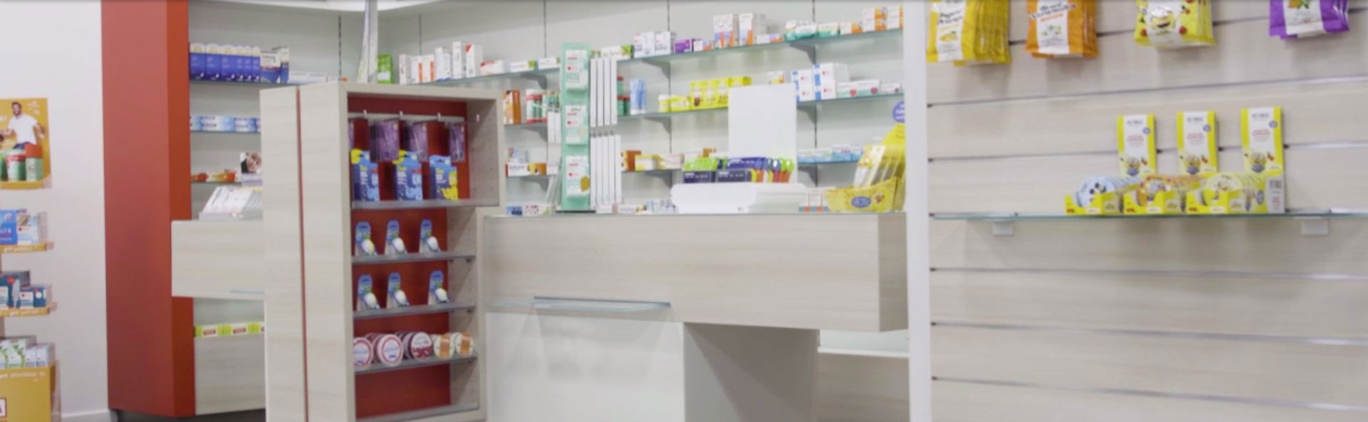 Eine Wand in einer Apotheke ist zu sehen. An Ihr hängen PECTORAL Hustenbonbons und viele weitere Produkte der WEPA