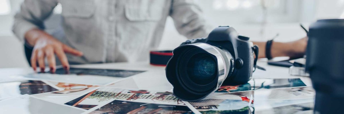 Mediathek WEPA Ein Mann mit weißen Hemd und vor Ihm liegt eine Kamera