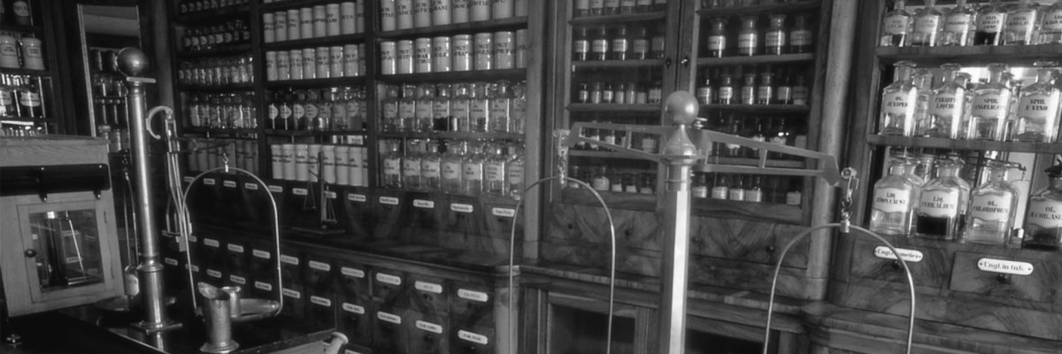 Apotheke früher. Dargestellt in schwarz weiß mit den früheren Packmitteln und Etiketten.