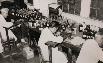 1900 eigene Malerei mit Brennöfen als schwarz, weiß Bild