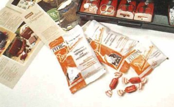 Darstellung von zwei orangen Packungen und Bonbons