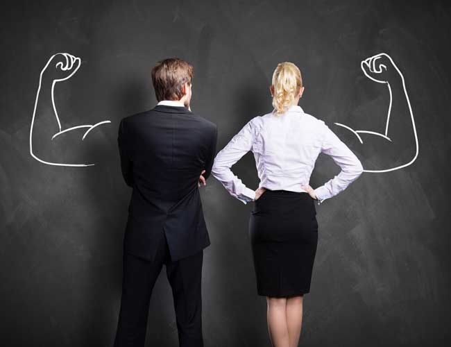 Karriere bei WEPA Apothekenbedarf Ein Mann und eine Frau halten Ihre Muskeln nach oben und zeigen was Sie im Job alles schaffen können