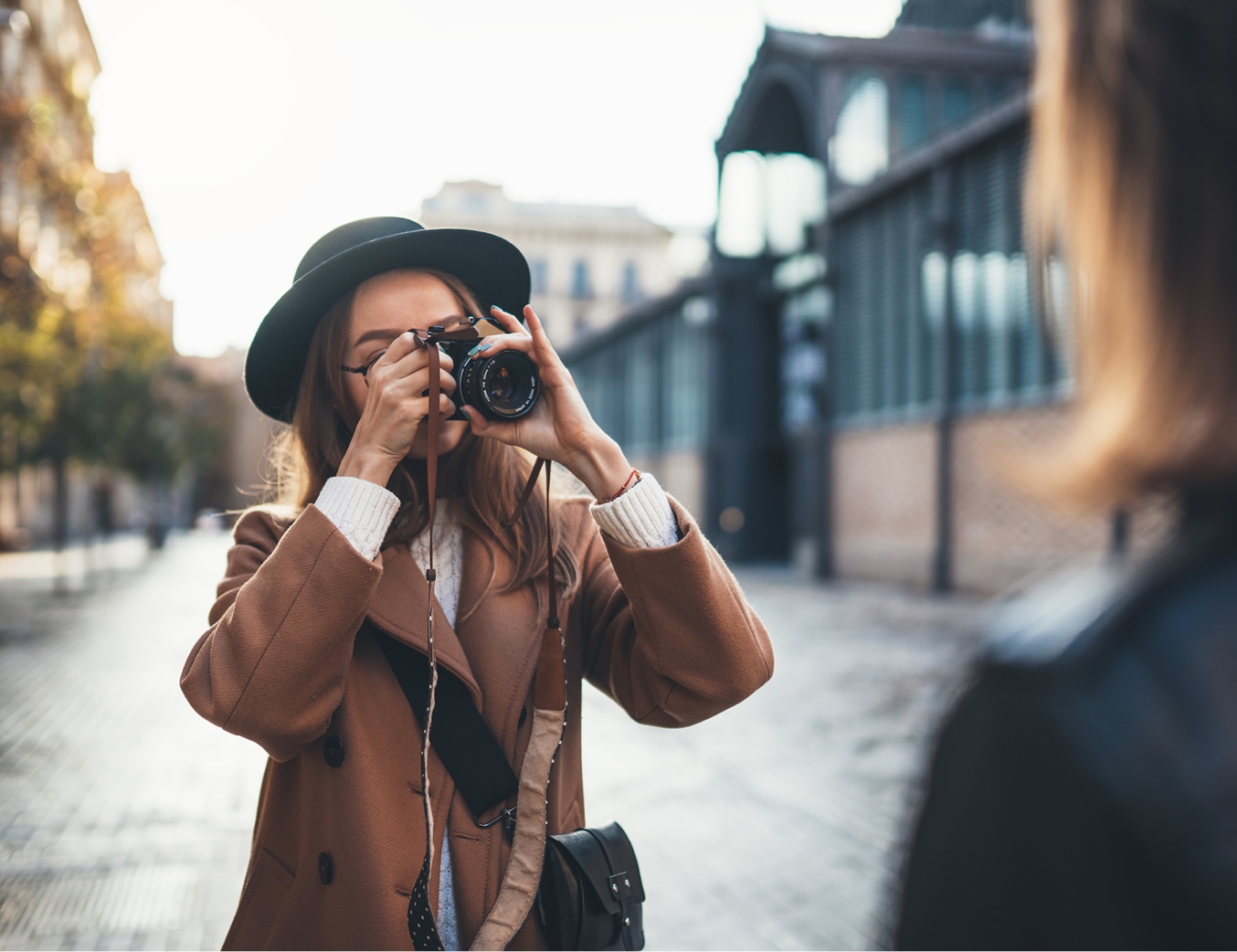 Frau mit Hut und Kamera
