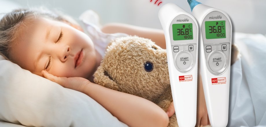 Kind mit Teddy-Bär in Nahaufnahme schlafend im Bett. Zwei Fieberthermometer werden angezeigt.