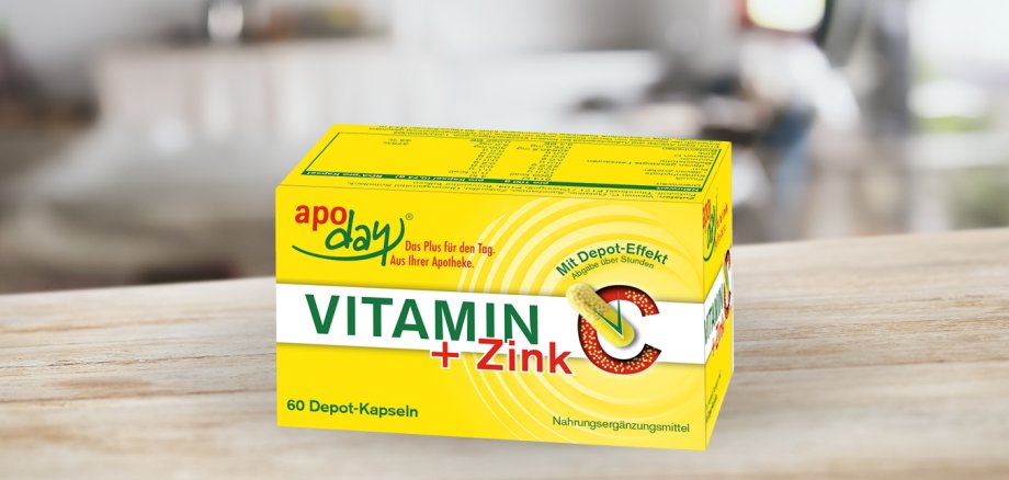 apoday Vitamin + Zink. Gelbe Packung auf einem Tisch stehend.
