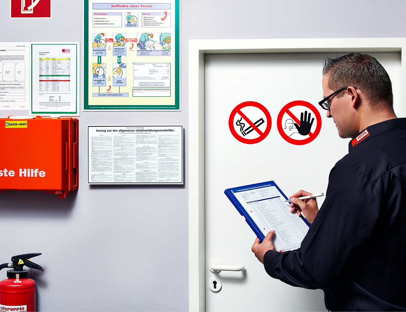 Ein Mann überprüft die Sicherheitskennzeichen.