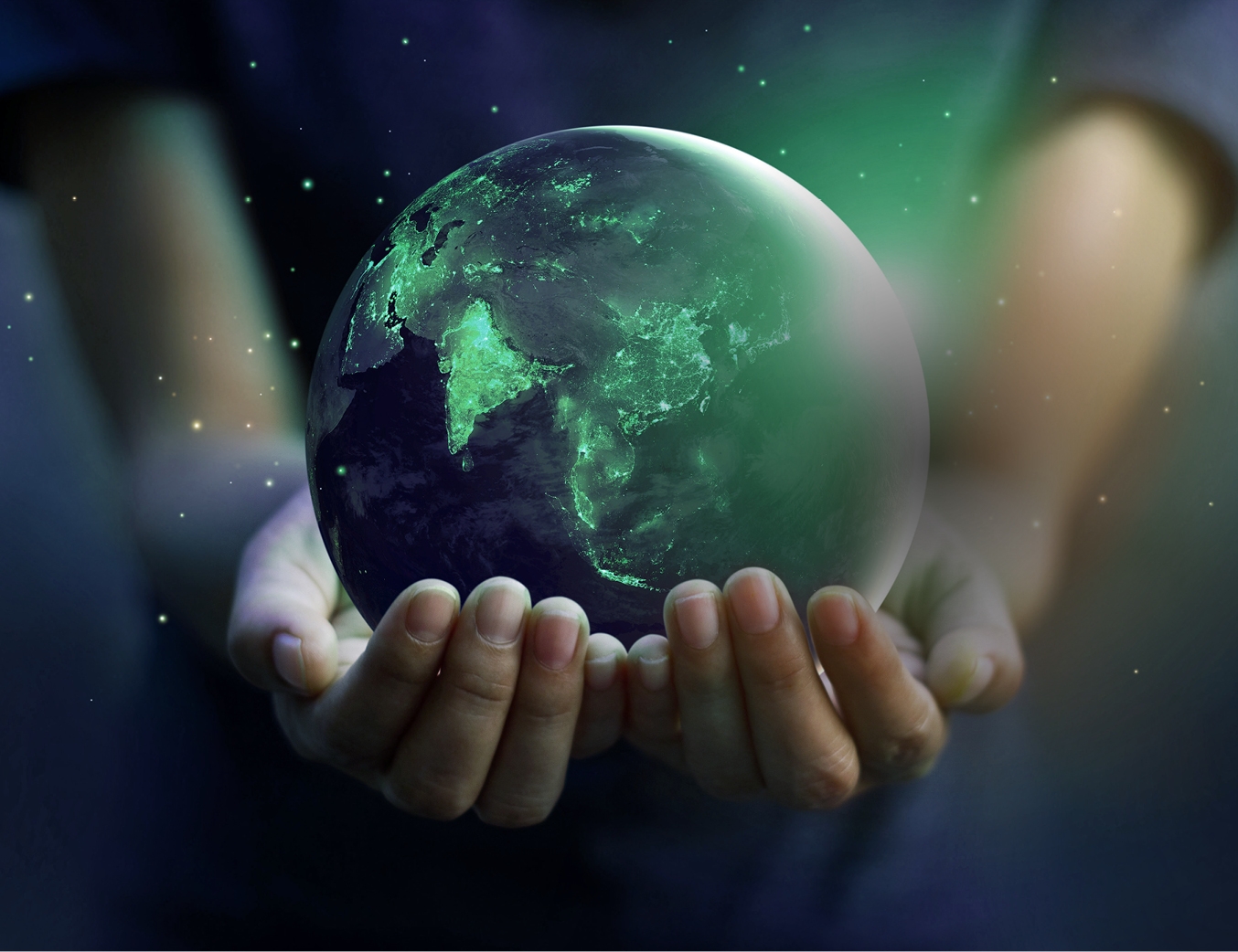 Weltkugel die in zwei Händen gehalten wird