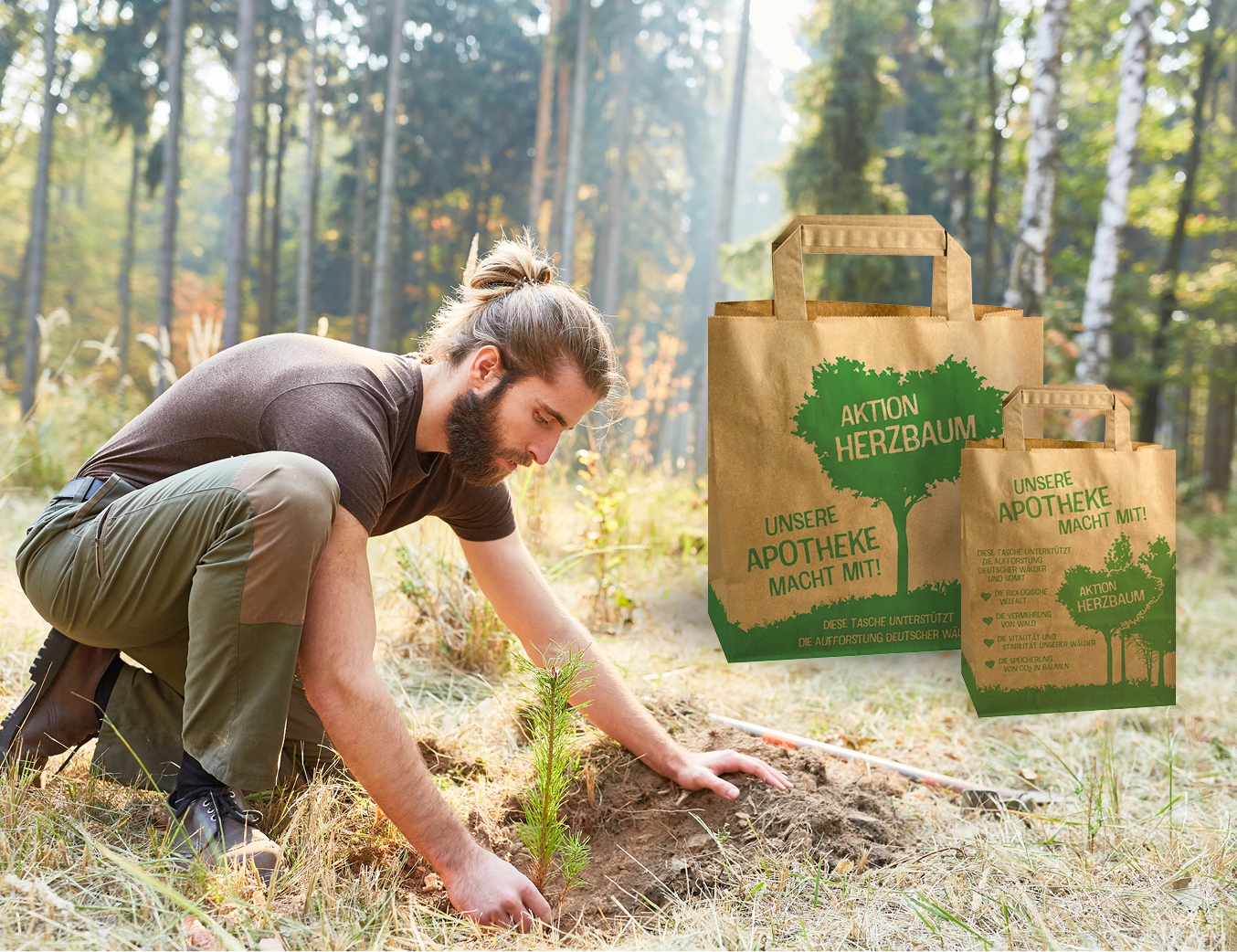 Aktion Herzbaum Papiertragetaschen. Zwei Papiertragetaschen sind zu sehen, sowie ein Mann der einen Baum in die Erde setzt.