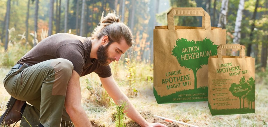 Aktion Herzbaum Papiertragetaschen. Zwei Papiertragetaschen sind zu sehen, sowie ein Mann der einen Baum in die Erde setzt.