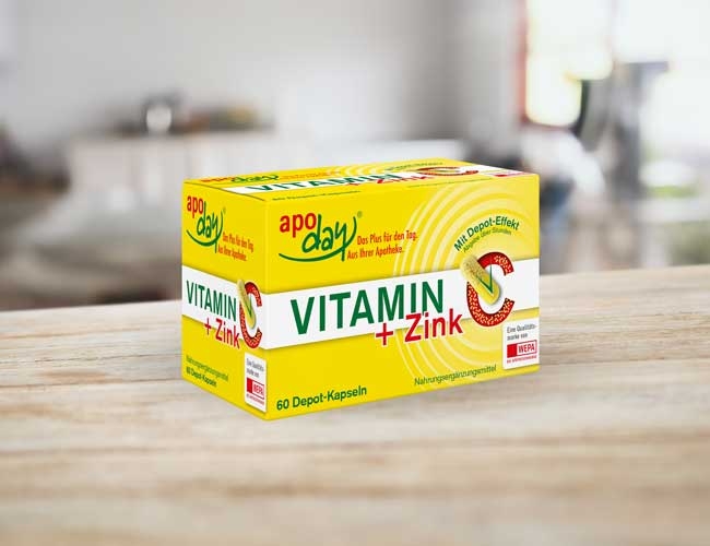 apoday Vitamiin + Zink. Gelbe Verpackung, 60 Kapseln steht auf einem Tisch.