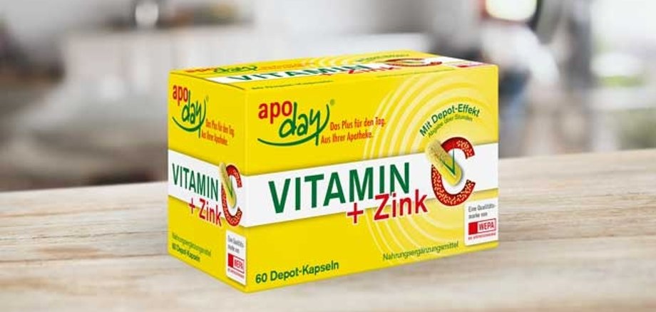 apoday Vitamiin + Zink. Gelbe Verpackung, 60 Kapseln steht auf einem Tisch.