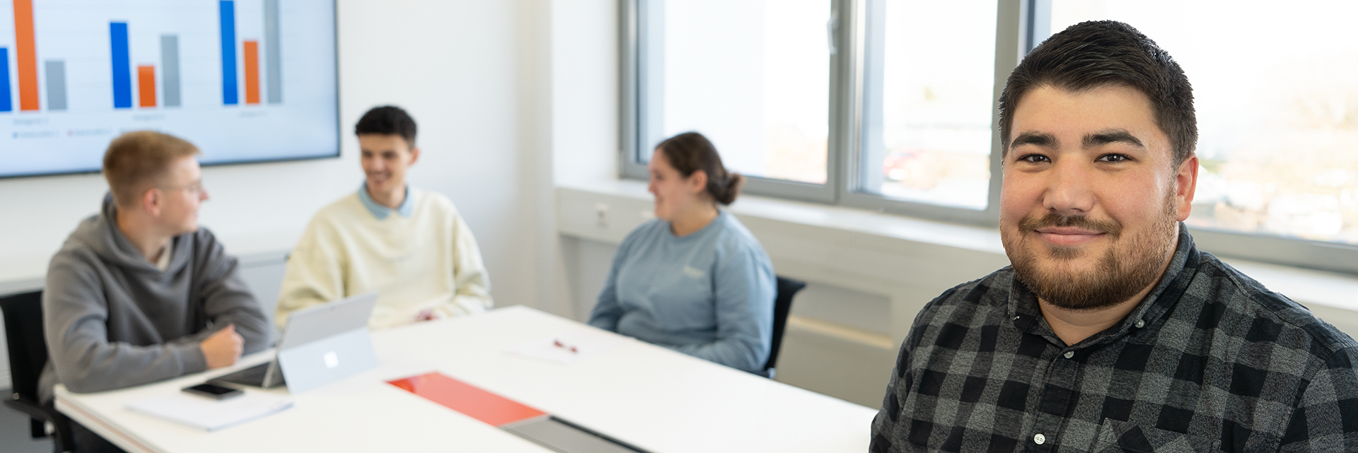 Header: Aktuelle Stellen Verwaltung Header: Aktuelle Stellen Verwaltung; Meeting mit Auszubildenden und Professionals