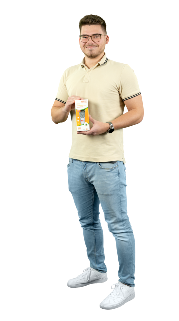 Lukas Steinmetz, Auszubildender E-Commerce, hält sein Lieblingsprodukt ein Fieberthermometer in die Kamera
