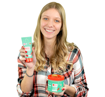 Sophia Fein, Auszubildende Grafikdesign, hält ihr Lieblingsprodukt Pferdesalbe in die Kamera