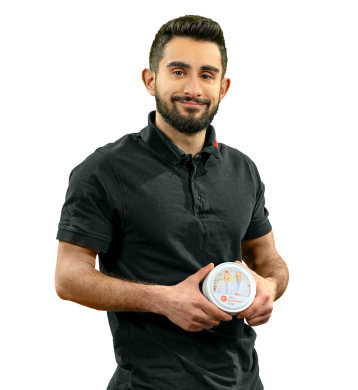 Bilsay Akcan, Auszubildender Medientechnologe, hält sein Lieblingsprodukt Pectoral in die Kamera Bilsay Akcan, Auszubildender Medientechnologe, hält sein Lieblingsprodukt Pectoral in die Kamera