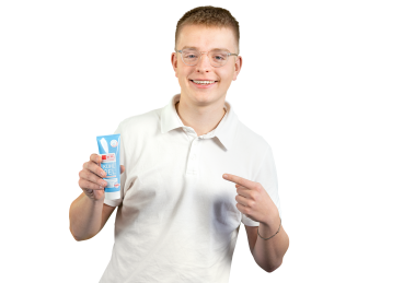 Filip Birnbach, Dualer Student Business Administration, hält sein Lieblingsprodukt Kühlgel in die Kamera