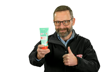 Thorsten Fries, Abteilungsleiter Service Center, hält sein Lieblingsprodukt Pferdesalbe in die Kamera Thorsten Fries, Abteilungsleiter Service Center, hält sein Lieblingsprodukt Pferdesalbe in die Kamera