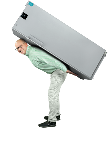 Dennis Blum mit apotec Kühlschrank auf dem Rücken