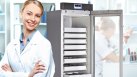 Apotec Kühlschrank Kühlschrank von Apotec mit Apothekerin in Kittel im Vordergrund