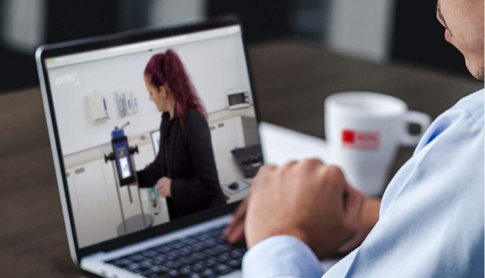 Person sitzt vor Laptop und schaut sich ein Web-Seminar am Laptop an. Eine Kaffeetasse steht rechts neben dem Laptop. Auf der Kaffeetasse ist ein WEPA Logo zu sehen.