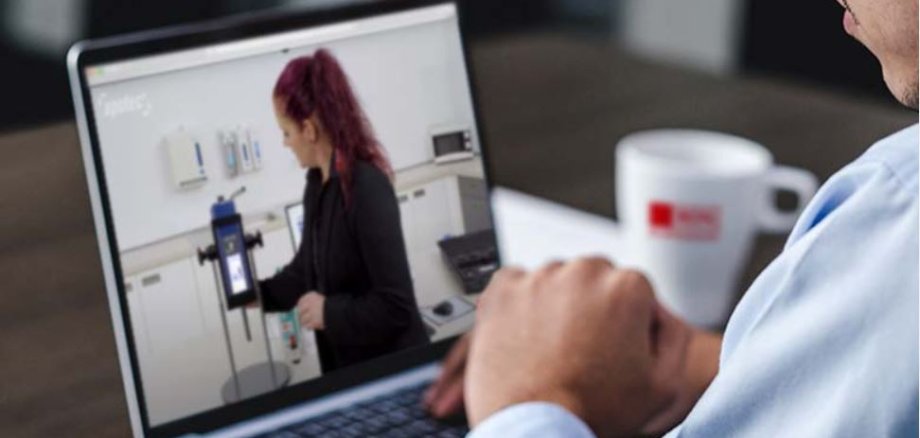 Person sitzt vor Laptop und schaut sich ein Web-Seminar am Laptop an. Eine Kaffeetasse steht rechts neben dem Laptop. Auf der Kaffeetasse ist ein WEPA Logo zu sehen.