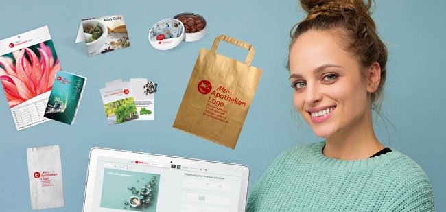 Eine Frau mit einem Laptop in der Hand aus welchem mehrere Druckerzeugnisse raus fliegen