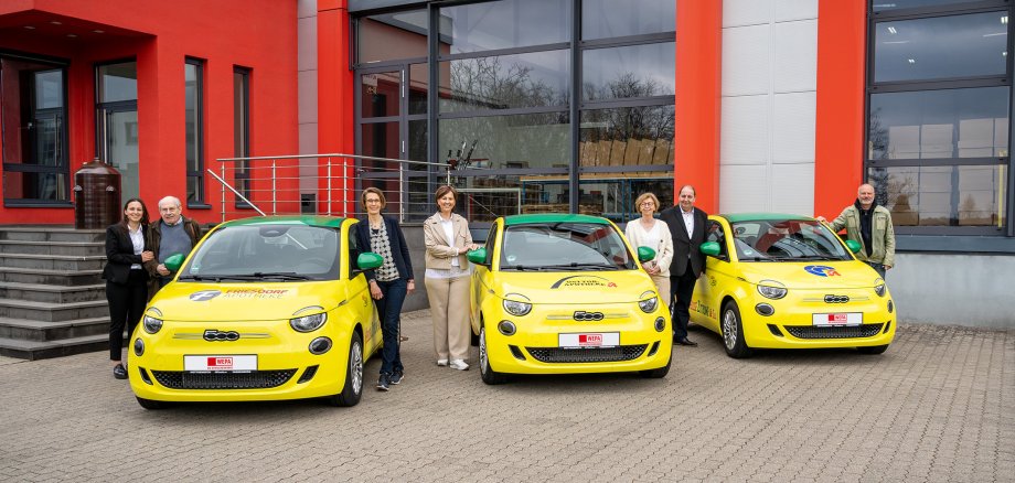 Drei Apoday Fiats in gelb vor der Apothekenwelt mit den Gewinnern