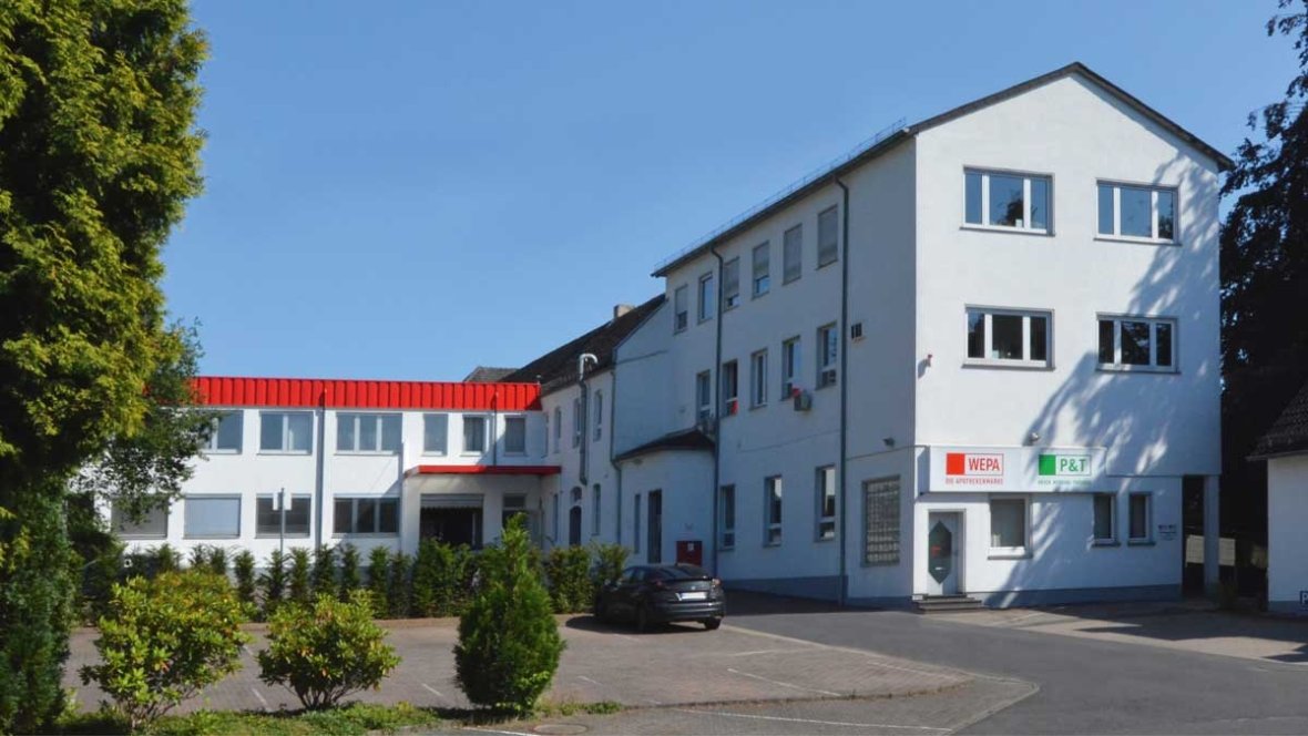 Unsere hauseigene Druckerei in Höhr-Grenzhausen ist seit 2018 Mitglied der bvdm-Klimainitiative. Das Gebäude der Druckerei Paulus und Thewalt ist von außen dargestellt.