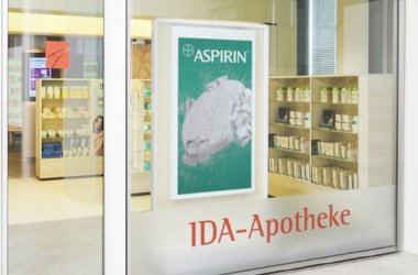 Die Eingangstür der Innovations-Akademie Deutscher Partner ist zu sehen, sowie ein Aspirin-Schild.