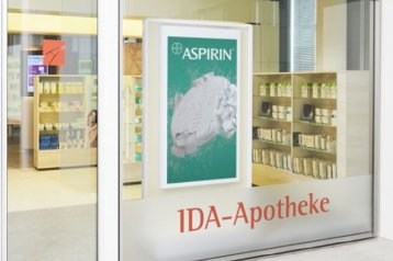 Die Eingangstür der Innovations-Akademie Deutscher Partner ist zu sehen, sowie ein Aspirin-Schild.
