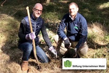Michael Wilhelmi und Partner der Aktion Herzbaum mit Schaufeln in der Hand.