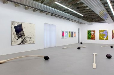 Der Kunstraum am Limes mit Gemälden und Kunstobjekten auf dem Boden ist zu sehen.