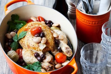 Kochtopf mit Gemüse und Huhn-Speise. Der Kochtopf ist orange-farbend.